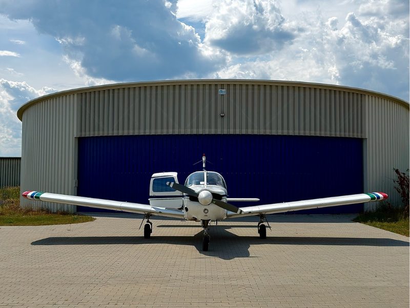 D-ENBL vor dem Hangar